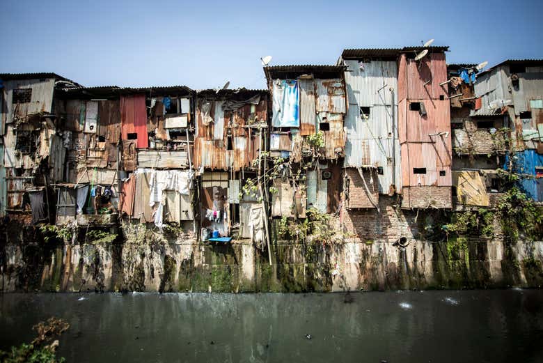 Casas junto al río en Dharavi