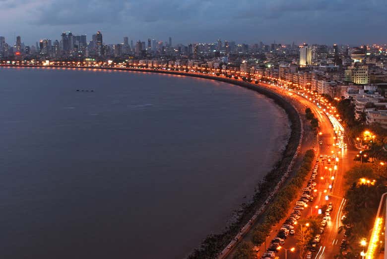 The Queen's Necklace at night