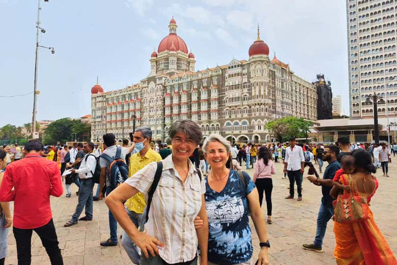Pareja con el Taj Mahal Palace & Tower de fondo
