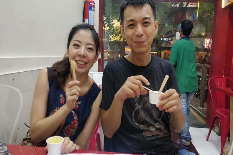 Des touristes pendant la visite gastronomique dans Mumbai