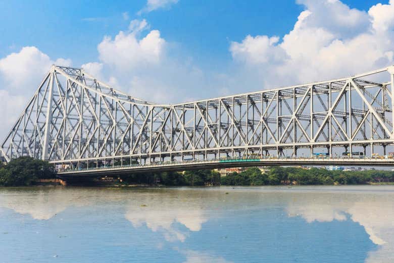 Puente Howrah a orillas del río Hugli