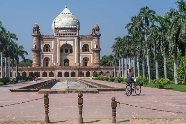 De bicicleta junto à tumba Safdarjung