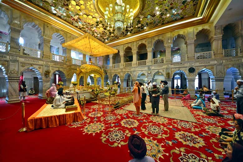 Interior del templo Gurdwara Bangla Sahib