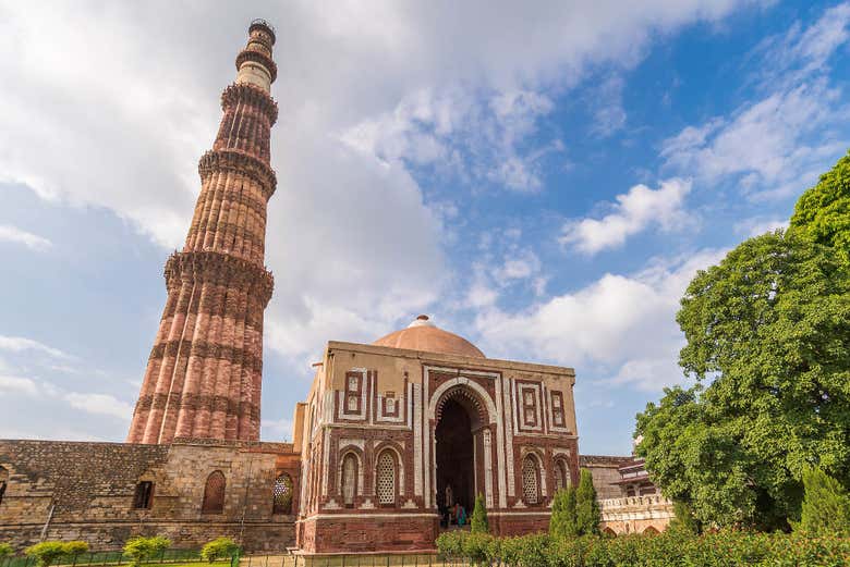 Admire the Minarete Qutab