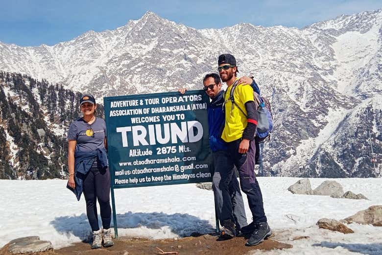 Una foto con el cartel de Triund