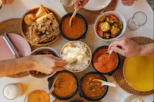 Cena con una familia hindú