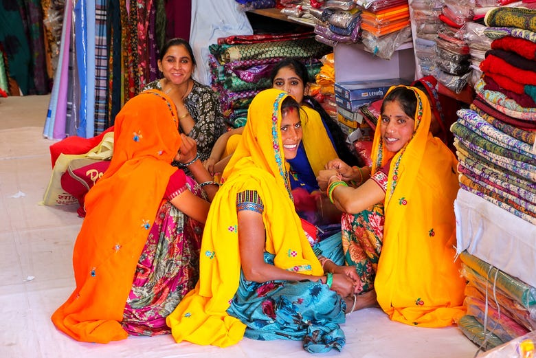 Mujeres hindúes en un bazar de Jaipur