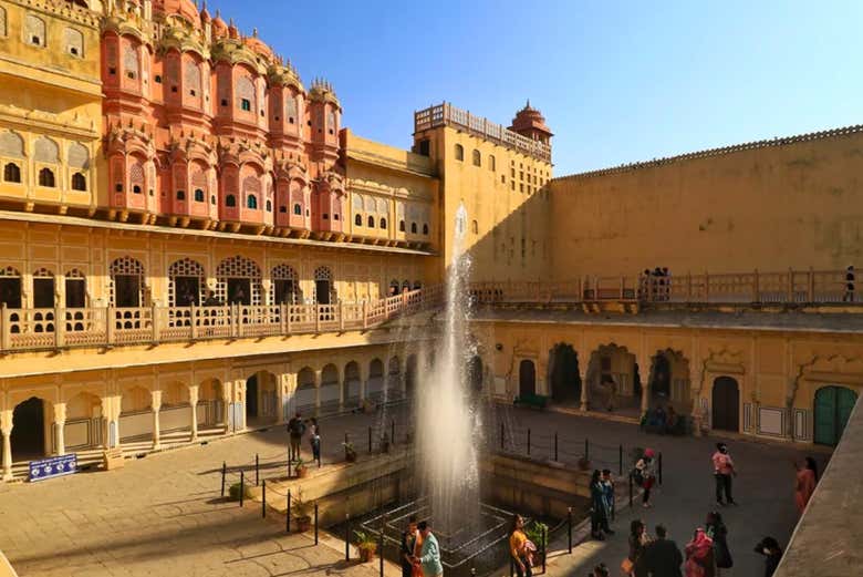 Varias personas junto a una fuente de Jaipur