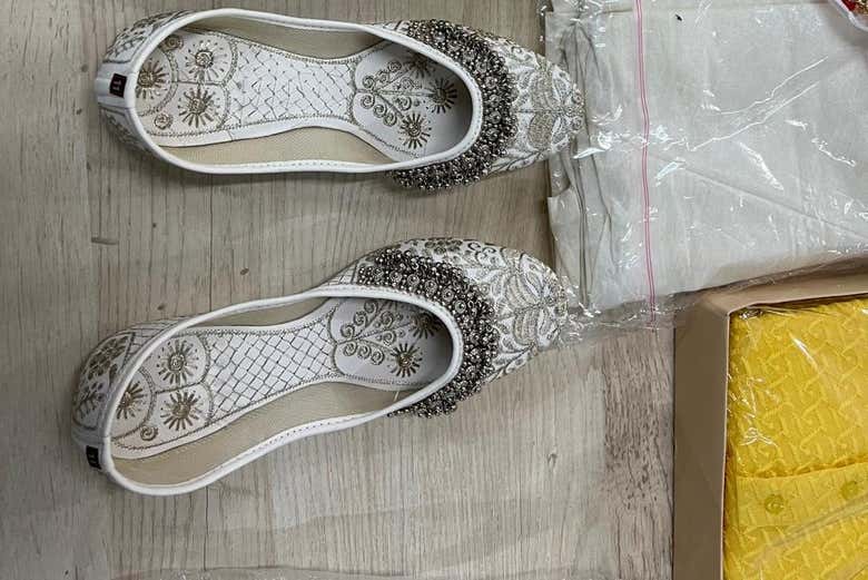 Chaussures de mariée d'un mariage hindou
