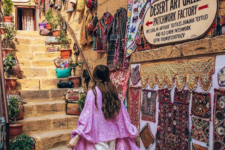 Una chica por las calles de Jaisalmer