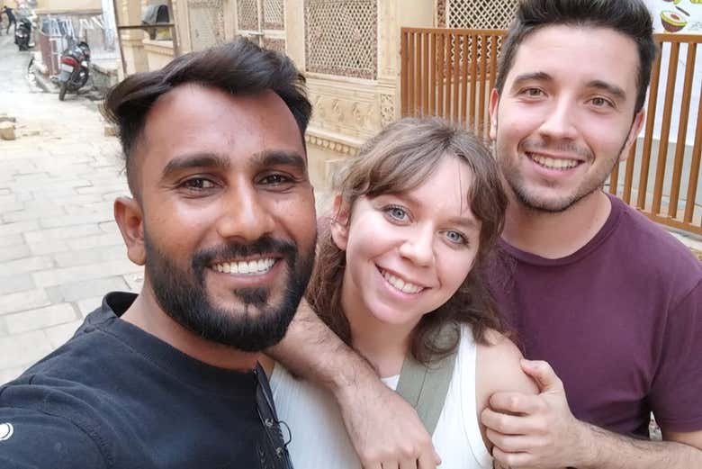 Dos turistas en Jaisalmer junto al guía