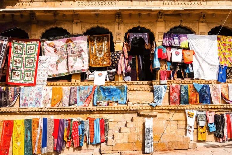 Coloridas telas en las calles de Jaisalmer