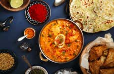 Clase de cocina y comida con una familia india