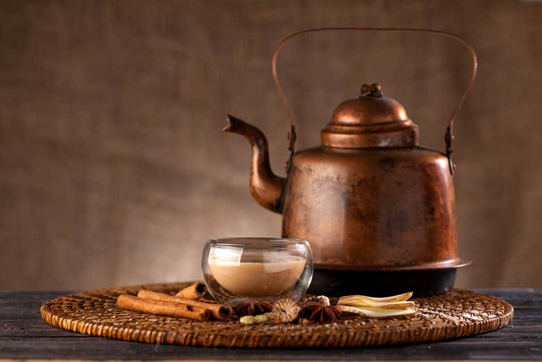 Tetera y taza de té indio