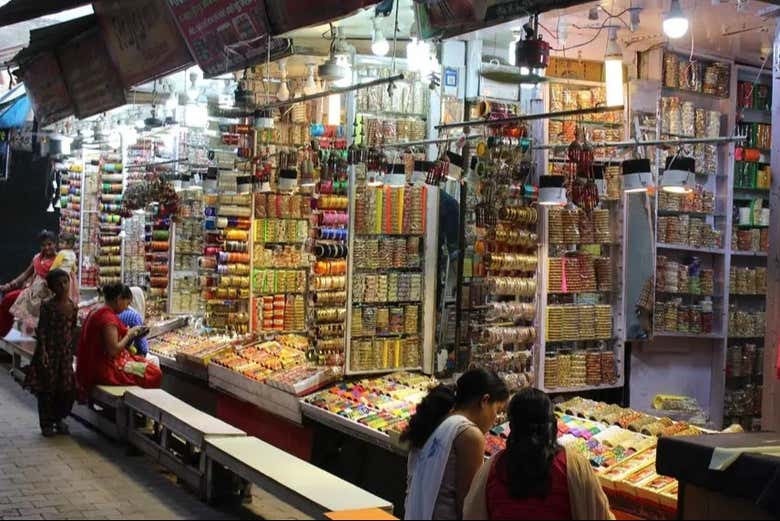 Visitando un puesto del mercado de Jodhpur