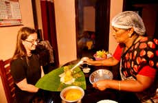 Aula de culinária e jantar com uma família indiana em Munnar