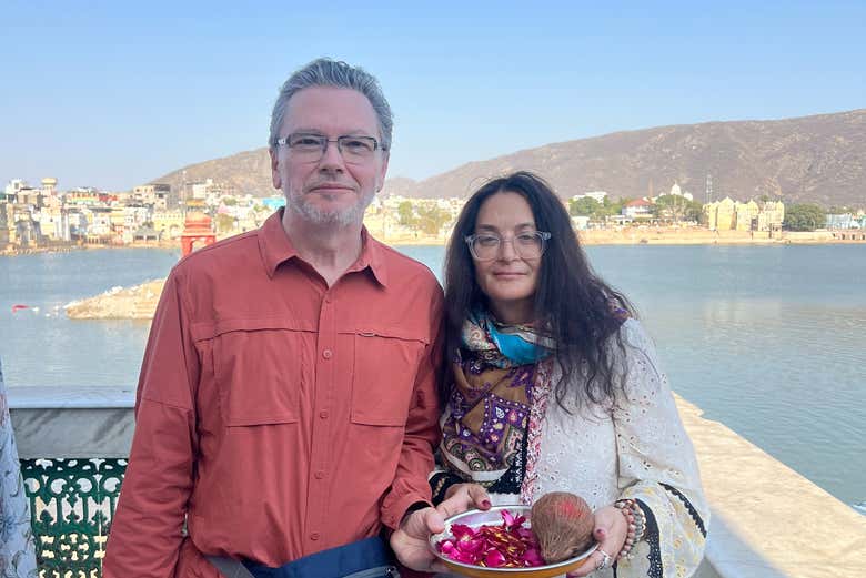 Visitando las orillas del lago de Púshkar