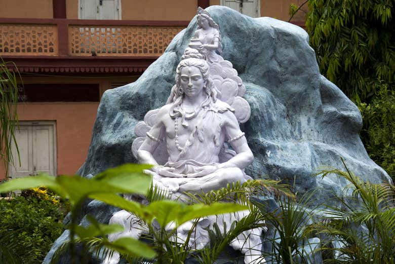 Escultura de Shiva en un ashram