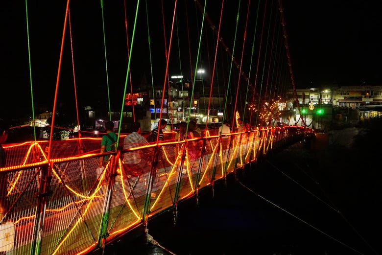 Le pont Ram Jhula illuminé dans la nuit