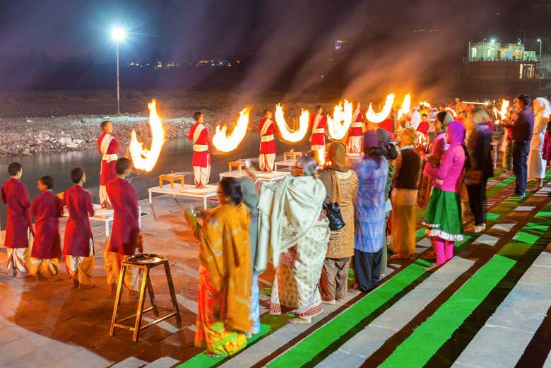 Ritual Aarti junto al Ganges