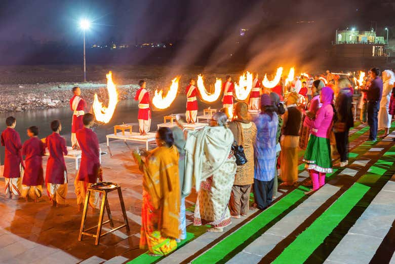 Cerimonia Aarti vicino al Gangi