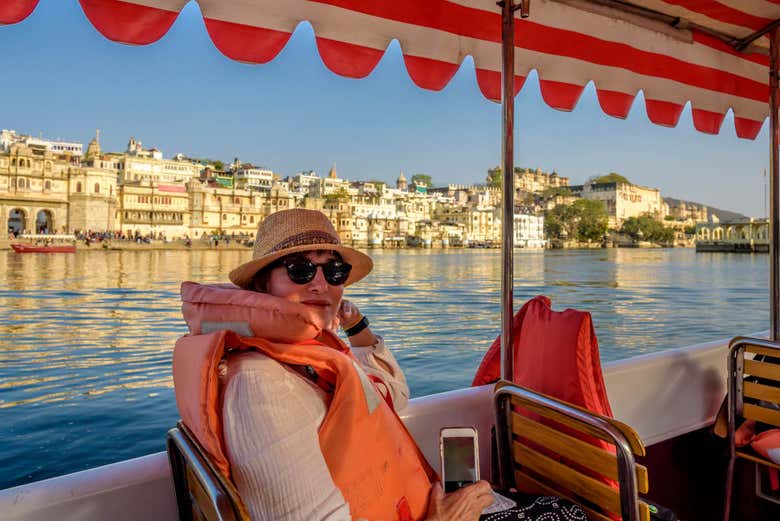Desfrutando o passeio de barco pelo lago Pichola