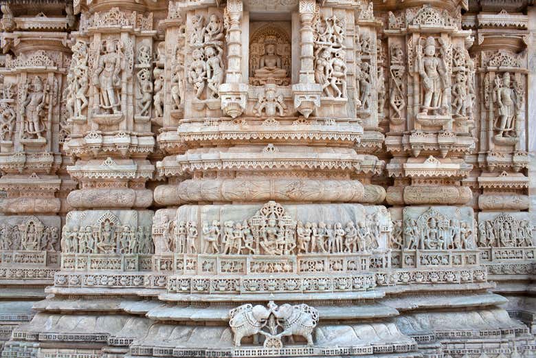 Detalhes na fachada do templo de Ranakpur