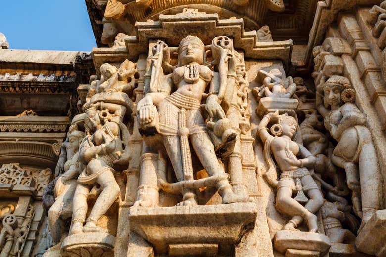 Esculturas na fachada do templo