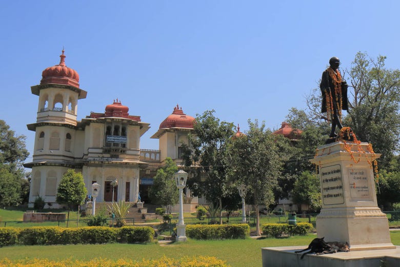 Estatua de Gandhi, en el Parque Parque Gulab Bagh de Udaipur