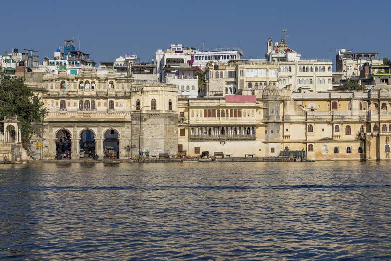 Gangaur Ghat a orillas del Lago Pichola