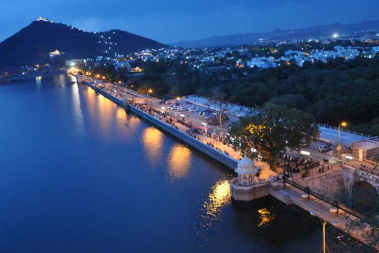 Lake Fateh Sagar at nightfall