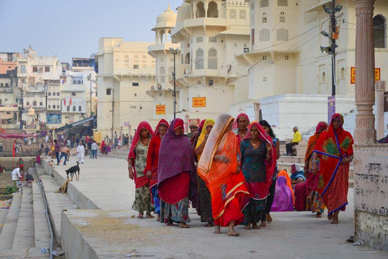 Femmes se rendant au Temple de Brahma