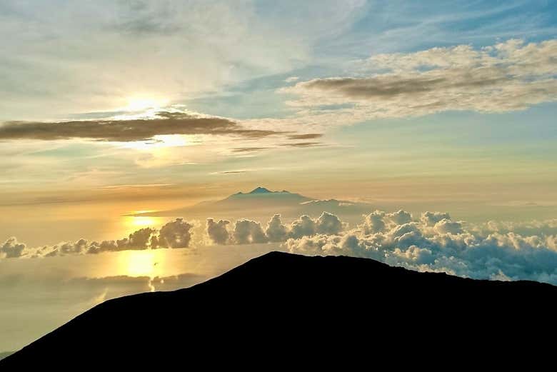 El amanecer desde el monte Agung