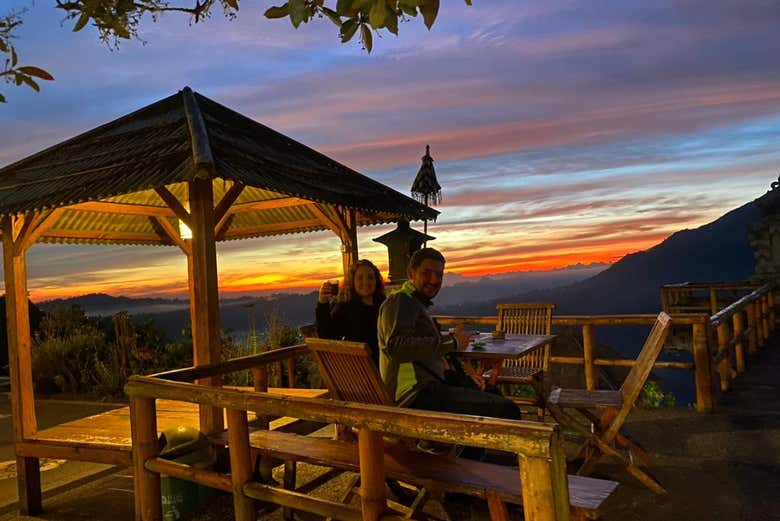 Con el atardecer de fondo