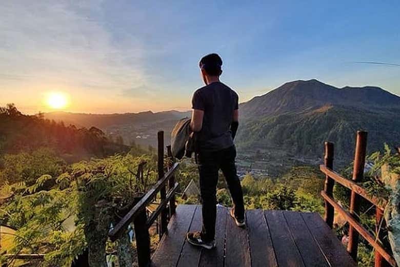 Admirando el amanecer desde el mirador