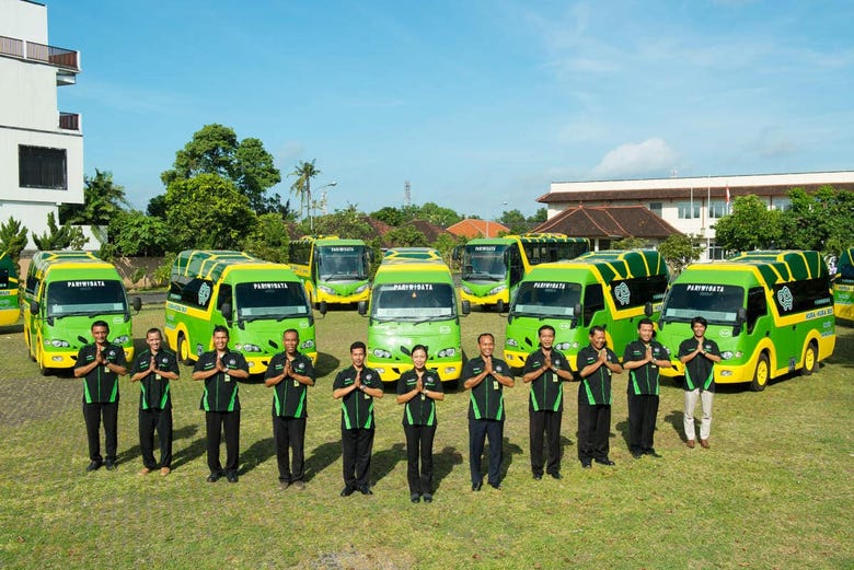 Conductores de los autobuses de Bali