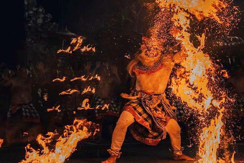 Bailando con fuego durante la danza kecak