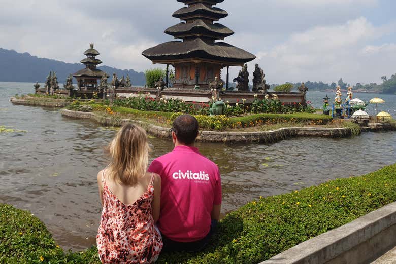 Frente al templo Ulun Danu Batur