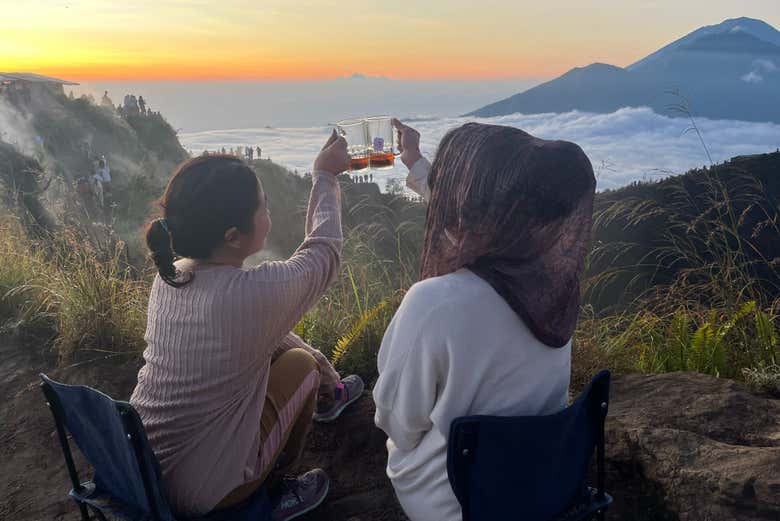 ¡Salud en la cima del monte Batur!