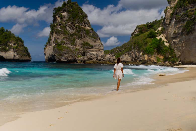 Stroll along Diamond Beach