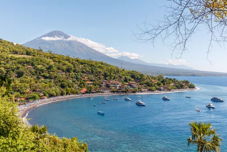 Vue sur la côte d'Amed avec le Mont Agung en fond