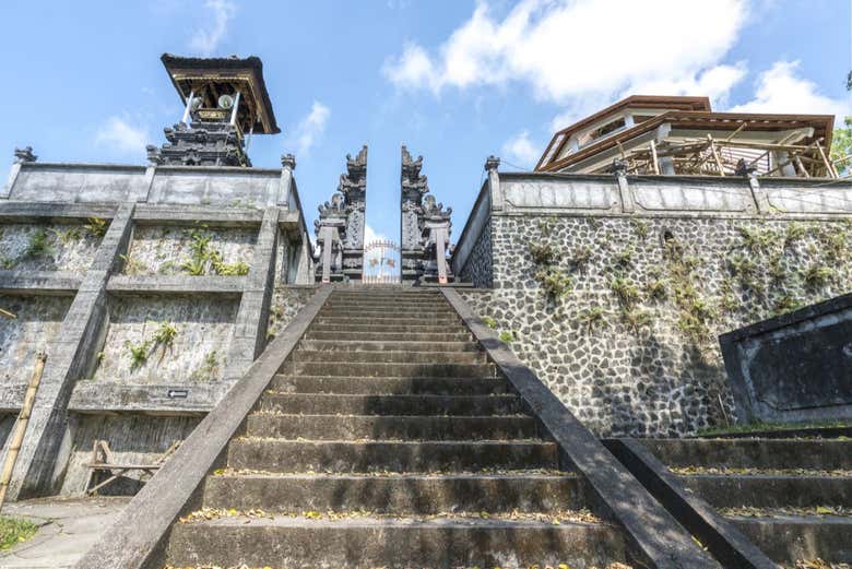 Las escaleras de la entrada del templo