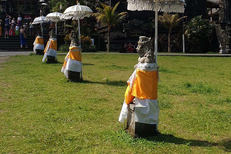 Figuras en el templo