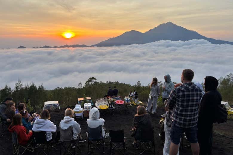 Admirando el amanecer en el monte Batur