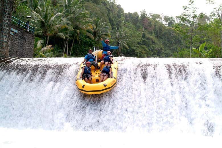 Grupo practicando rafting en una de las cascadas