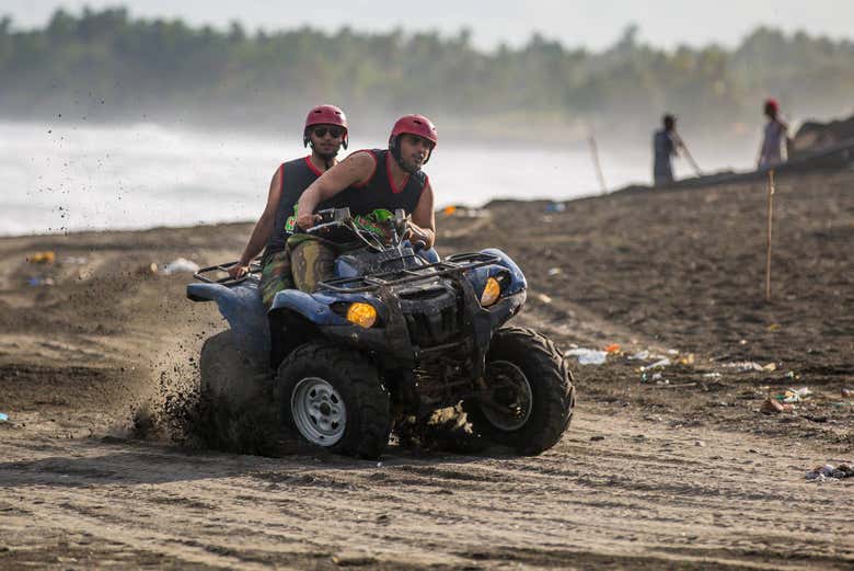 Desfrutando do quadriciclo em Bali