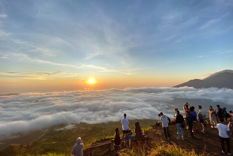 Lever du soleil sur le mont Batur