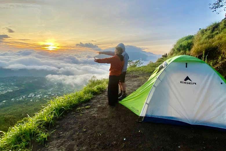 Contemplando el paisaje desde el campamento