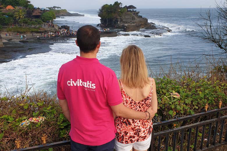 Contemplando el templo Tanah Lot