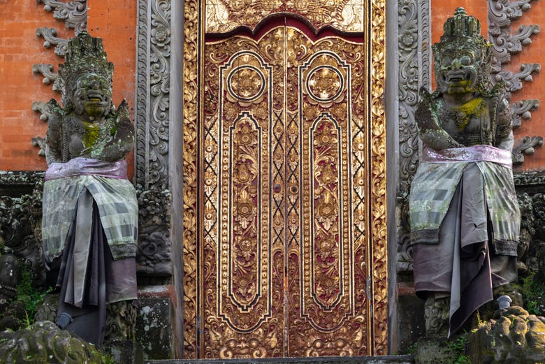 Admirando as portas do templo Pura Taman Saraswati